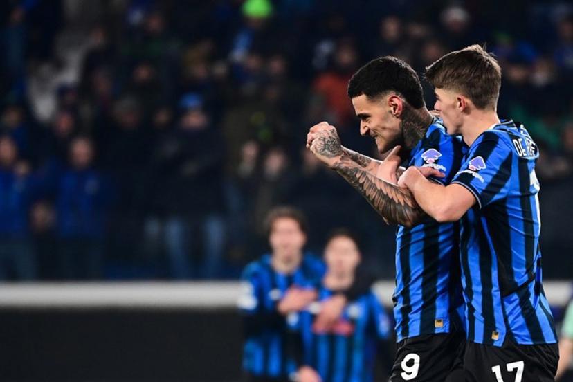 Atalanta's Italian forward #09 Gianluca Scamacca celebrates with Atalanta's Belgian forward #17 Charles De Ketelaere after scoring his team's first goal during the UEFA Champions League, league phase day 7, football match between Atalanta Bergame and Athletic Bilbao at the stadio Atleti Azzurri d'Italia stadium in Bergamo on January 21, 2026.  PIERO CRUCIATTI / AFP
