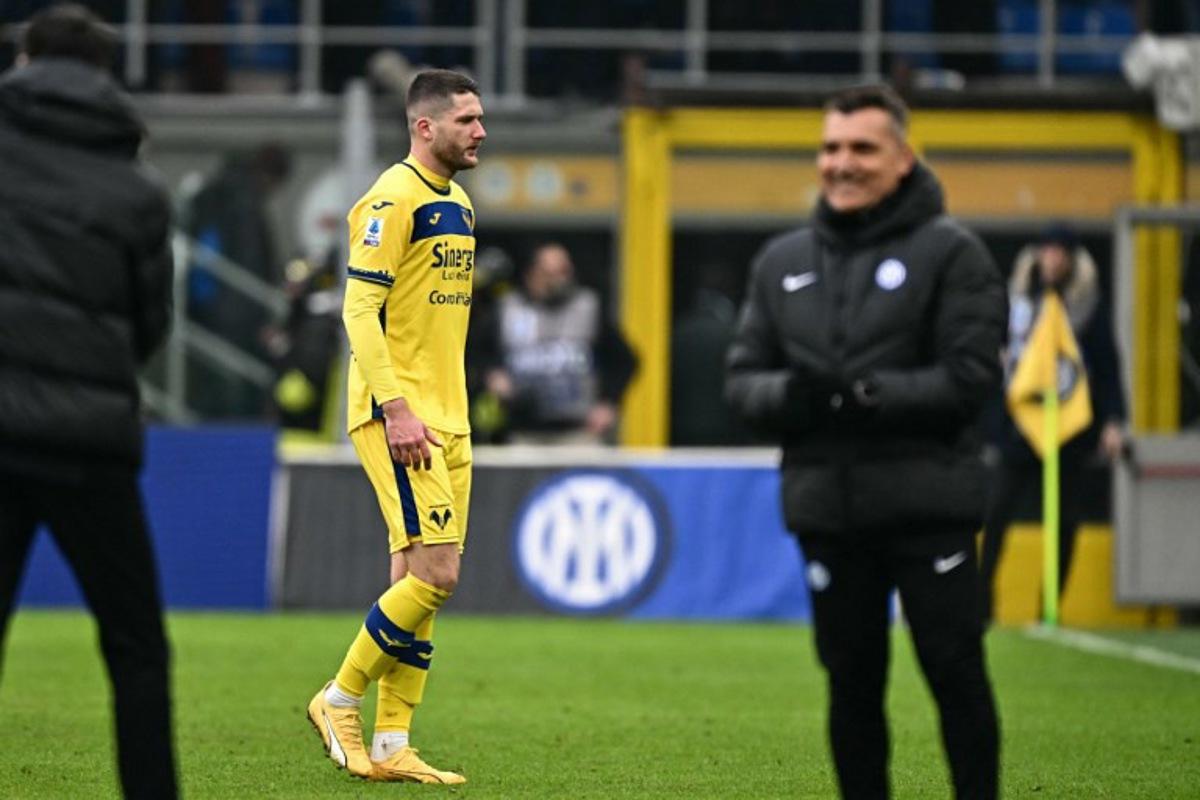 Hellas Verona's French forward #09 Thomas Henry reacts after losing  the Italian Serie A football match between Inter Milan and Hellas Verona at the Giuseppe-Meazza (San Siro) Stadium in Milan on January 6, 2024.  GABRIEL BOUYS / AFP