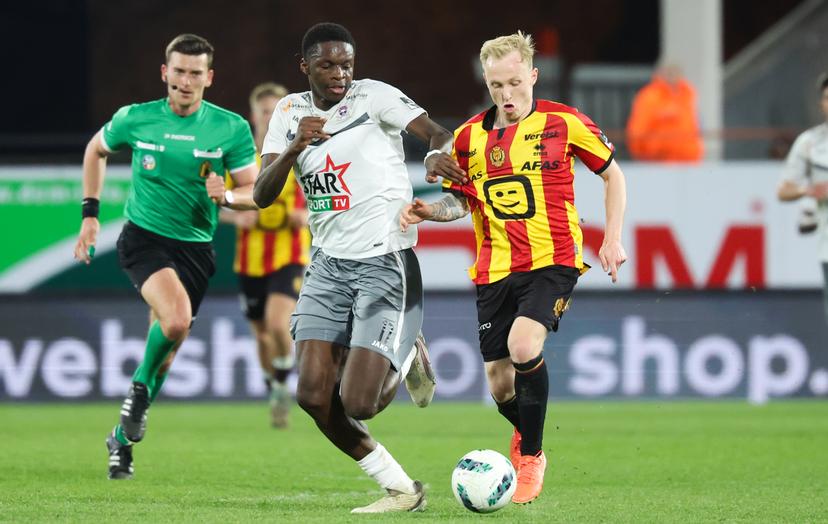 Dender's Noah Mbamba and Mechelen's Patrick Pflucke fight for the ball during a soccer match between KV Mechelen and FCV Dender EH, Friday 04 April 2025 in Mechelen, on day 2 (out of 10) of the Europe Play-offs of the 2024-2025 'Jupiler Pro League' first division of the Belgian championship. BELGA PHOTO VIRGINIE LEFOUR