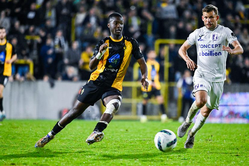 Lierse's Dirk Asare and Patro Eisden's Lukas Van Eenoo pictured in action during a soccer match between Lierse SK and Patro Eisden Maasmechelen, Friday 11 April 2025 in Lier, on day 29 of the 2024-2025 'Challenger Pro League' 1B second division of the Belgian championship. BELGA PHOTO TOM GOYVAERTS