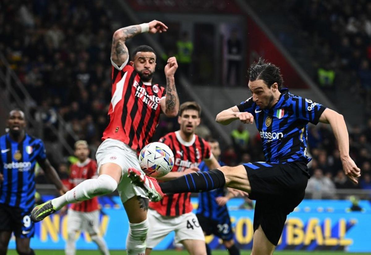 Inter Milan's Italian defender #36  Matteo Darmian (R) fights for the ball with AC Milan's Italian midfielder #32 Kyle Andrew Zac Walker during the Italian Cup semi-final first leg football match between AC Milan and Inter Milan at San Siro stadium in Milan, on April 2, 2025.  Isabella BONOTTO / AFP