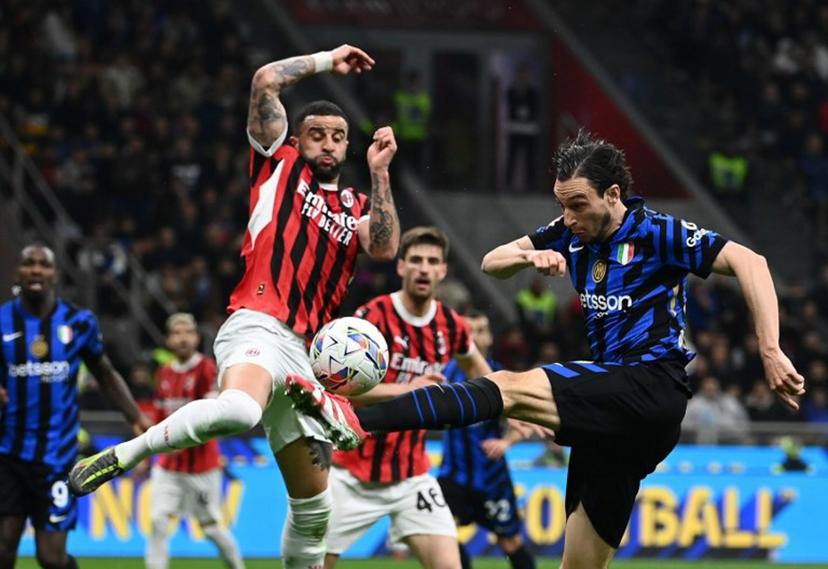 Inter Milan's Italian defender #36  Matteo Darmian (R) fights for the ball with AC Milan's Italian midfielder #32 Kyle Andrew Zac Walker during the Italian Cup semi-final first leg football match between AC Milan and Inter Milan at San Siro stadium in Milan, on April 2, 2025.  Isabella BONOTTO / AFP