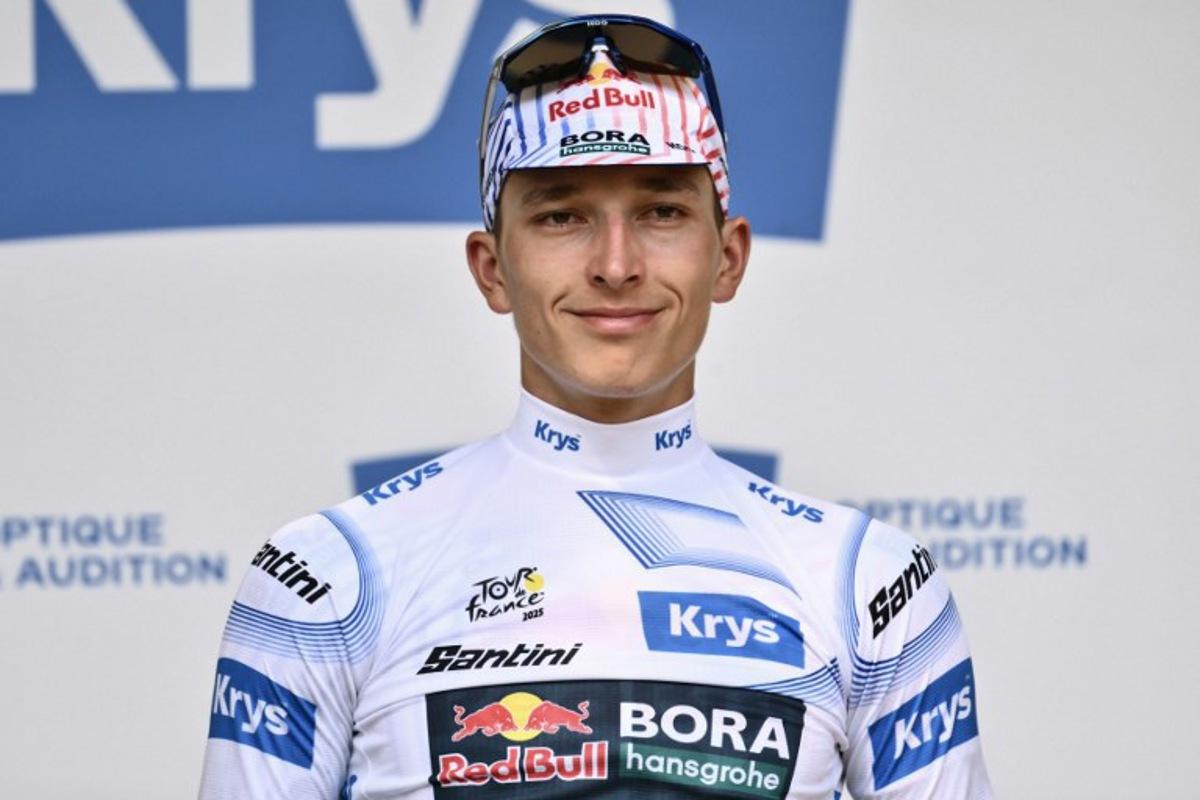 Red Bull - BORA - hansgrohe team's German rider Florian Lipowitz celebrates on the podium with the best young rider's white jersey after the 15th stage of the 112th edition of the Tour de France cycling race, 169.3 km between Muret and Carcassonne, southwestern France, on July 20, 2025.  Marco BERTORELLO / AFP