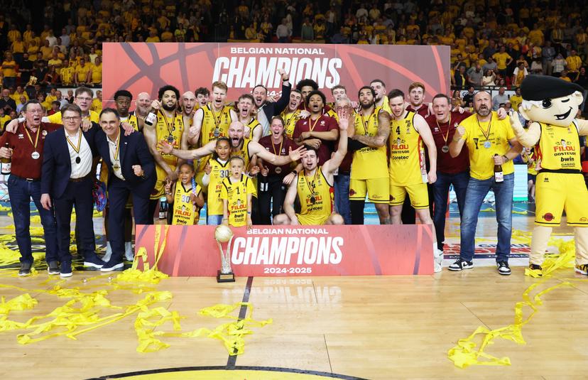 Oostende's players and staff celebrate after winning the Belgian BNXT championship, Saturday 07 June 2025 in Oostende. BC Oostende defeats Kangoeroes Mechelen 100-76 in the fourth game of the best-of-5 finals in the playoffs of the 'BNXT League' Belgian/ Dutch first division basket championship.  BELGA PHOTO KURT DESPLENTER