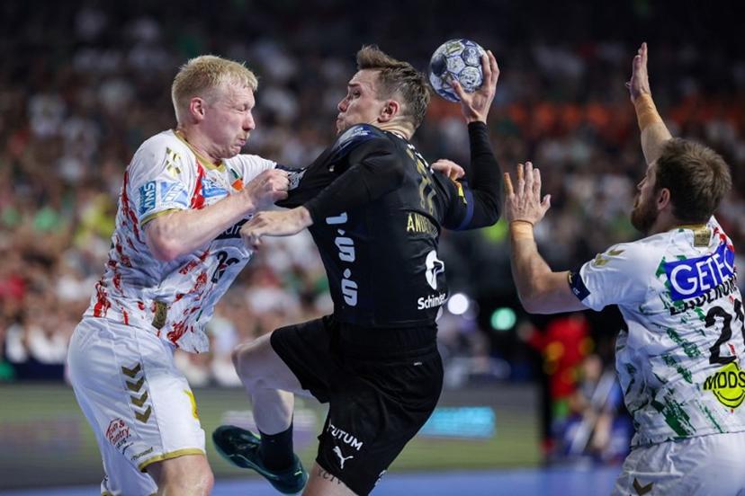 Fuechse Berlin's Danish left back #11 Lasse Bredekjaer Andersson (C) vies with Magdeburg's Danish line player #23 Magnus Saugstrup (L) and Magdeburg's Swedish right back #21 Albin Lagergren during the EHF Handball Champions League Final 4 gold medal match between Fuechse Berlin and SC Magdeburg in Cologne, western Germany on June 15, 2025.  Ronny HARTMANN / afp