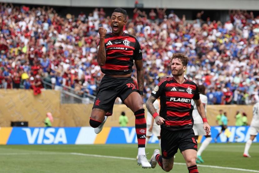 Flamengo's Brazilian forward #27 Bruno Henrique (C) celebrates next to teammate Brazilian defender #04 Leo Pereira after scoring his team's first goal during the FIFA Club World Cup 2025 Group D football match between Brazil's CR Flamengo and England's Chelsea at the Lincoln Financial Field stadium in Philadelphia on June 20, 2025.  FRANCK FIFE / AFP