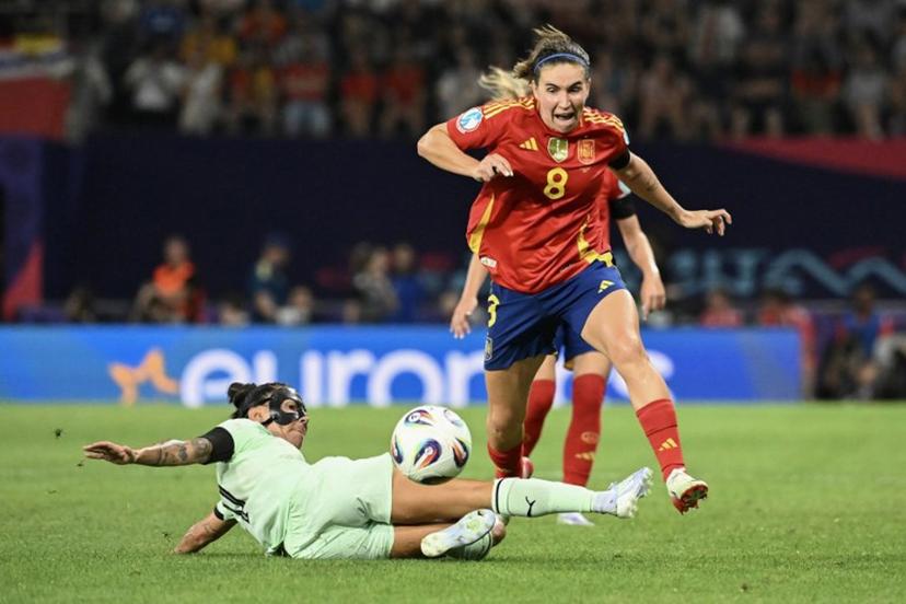 Portugal's defender #09 Ana Borges (L) fights for the ball with Spain's midfielder #08 Mariona Caldentey during the UEFA Women's Euro 2025 Group B football match between Spain and Portugal at the Wankdorf stadium in Bern, on July 3, 2025.  SEBASTIEN BOZON / AFP