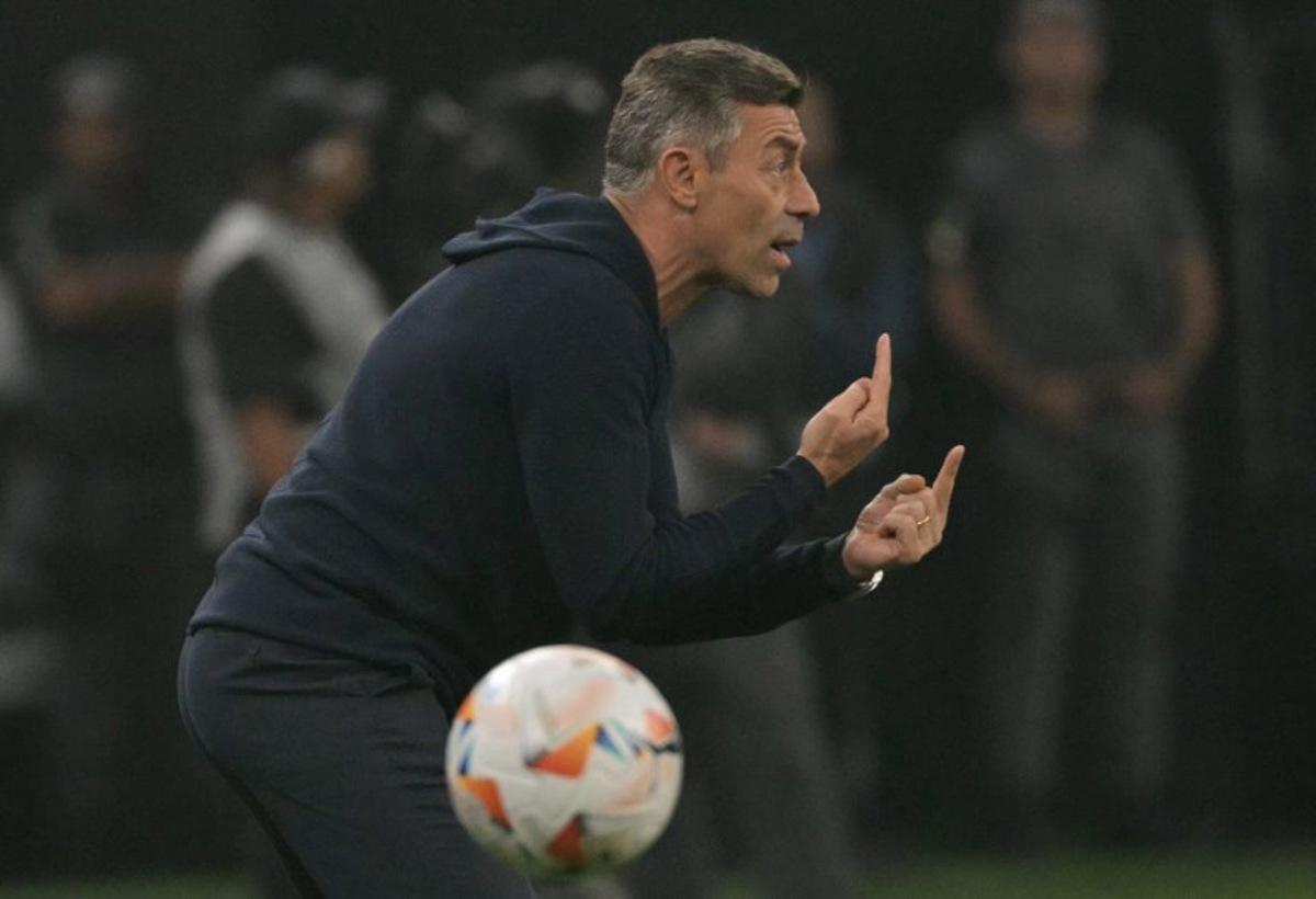 Red Bull Bragantino's Portuguese coach Pedro Caixinha gestures during the Copa Sudamericana round of 16 second leg football match between all-Brazilian Corinthians and Red Bull Bragantino at the Neo Quimica Arena stadium in Sao Paulo, Brazil, on August 20, 2024.  NELSON ALMEIDA / AFP