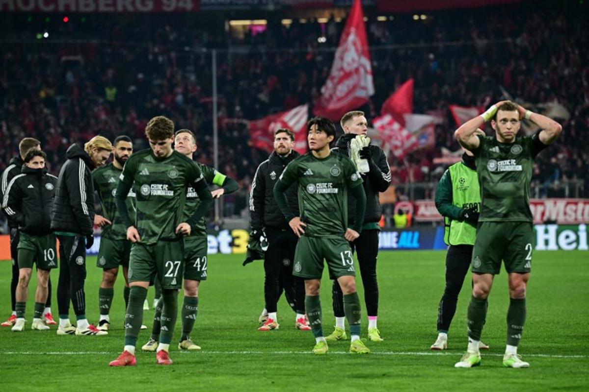 Celtic players reacts after the UEFA Champions League second-leg, knockout phase play-off match FC Bayern Munich vs Celtic on February 18, 2025 in Munich.  Tobias SCHWARZ / AFP