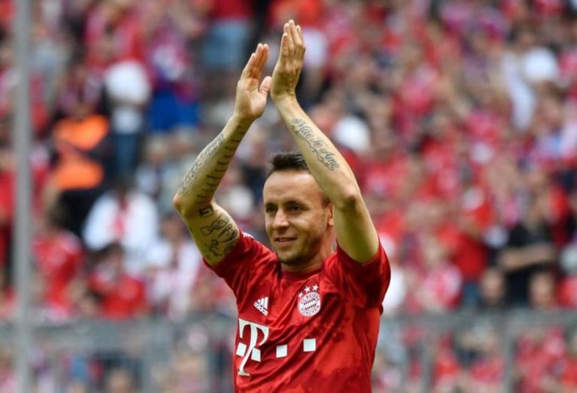 Bayern Munich's Brazilian defender Rafinha cheers after his last match with Bayern after  the German First division Bundesliga football match FC Bayern Munich v Eintracht Frankfurt in Munich, southern Germany,  on May 18, 2019.  John MACDOUGALL / AFP DFL REGULATIONS PROHIBIT ANY USE OF PHOTOGRAPHS AS IMAGE SEQUENCES AND/OR QUASI-VIDEO

