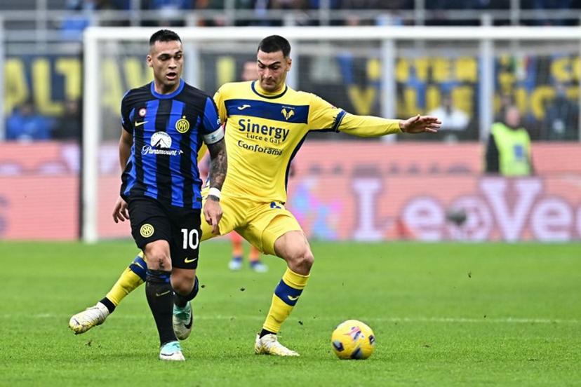 Inter Milan's Argentine forward #10 Lautaro Martinez (L) fights for the ball with Hellas Verona's Italian defender #42 Diego Coppola during the Italian Serie A football match between Inter Milan and Hellas Verona at the Giuseppe-Meazza (San Siro) Stadium in Milan on January 6, 2024.  GABRIEL BOUYS / AFP
