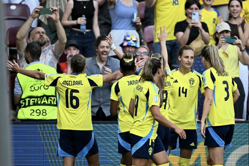 Sweden's midfielder #16 Filippa Angeldahl (L) celebrates with teammates after she scored her team's first goal during the UEFA Women's Euro 2025 Group C football match between Denmark and Sweden at the Stade de Geneve in Geneva, on July 4, 2025.  Fabrice COFFRINI / AFP