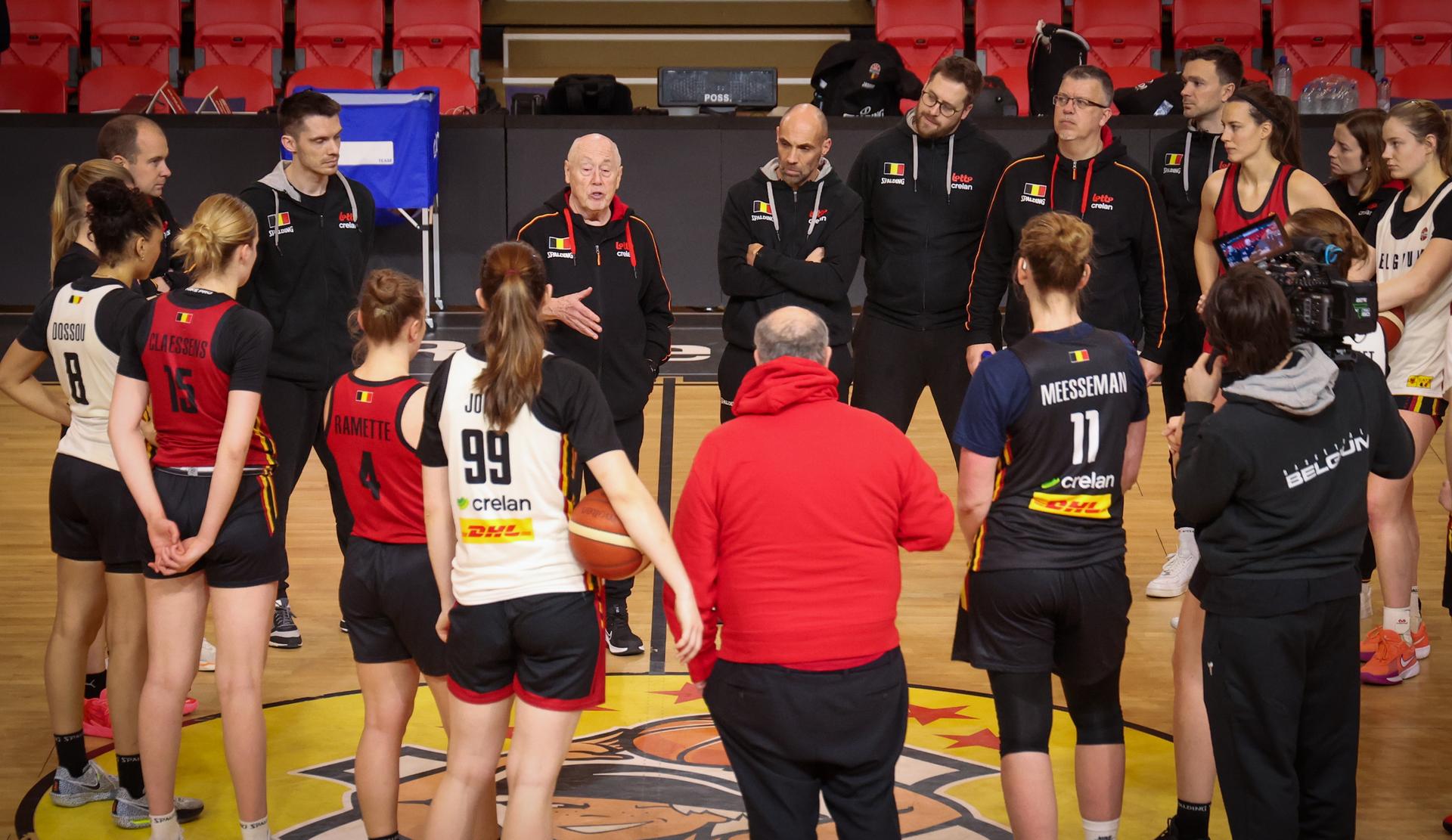 Belgium's head coach Mike Thibault talks to his players during the media day of Belgian national women basketball team 'the Belgian Cats', in Oostende, Monday 03 February 2025. The Cats will play on 06 February a FIBA EuroBasket 2025 qualifier game against Azerbaijan. BELGA PHOTO VIRGINIE LEFOUR
