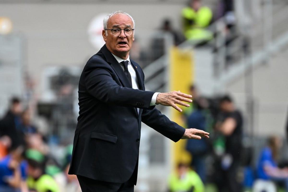 Roma's Italian coach Claudio Ranieri reacts after an injury during the Italian Serie A football match between Inter Milan and Roma at the San Siro stadium in Milan on April 27, 2025.  Piero CRUCIATTI / AFP