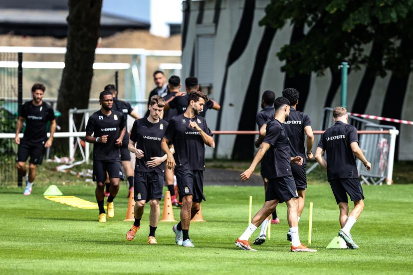 Charleroi's players pictured during a training session of Belgian soccer team Sporting Charleroi, Monday 23 June 2025 in Charleroi, in preparation of the upcoming 2025-2026 Belgian first division soccer season. BELGA PHOTO BRUNO FAHY