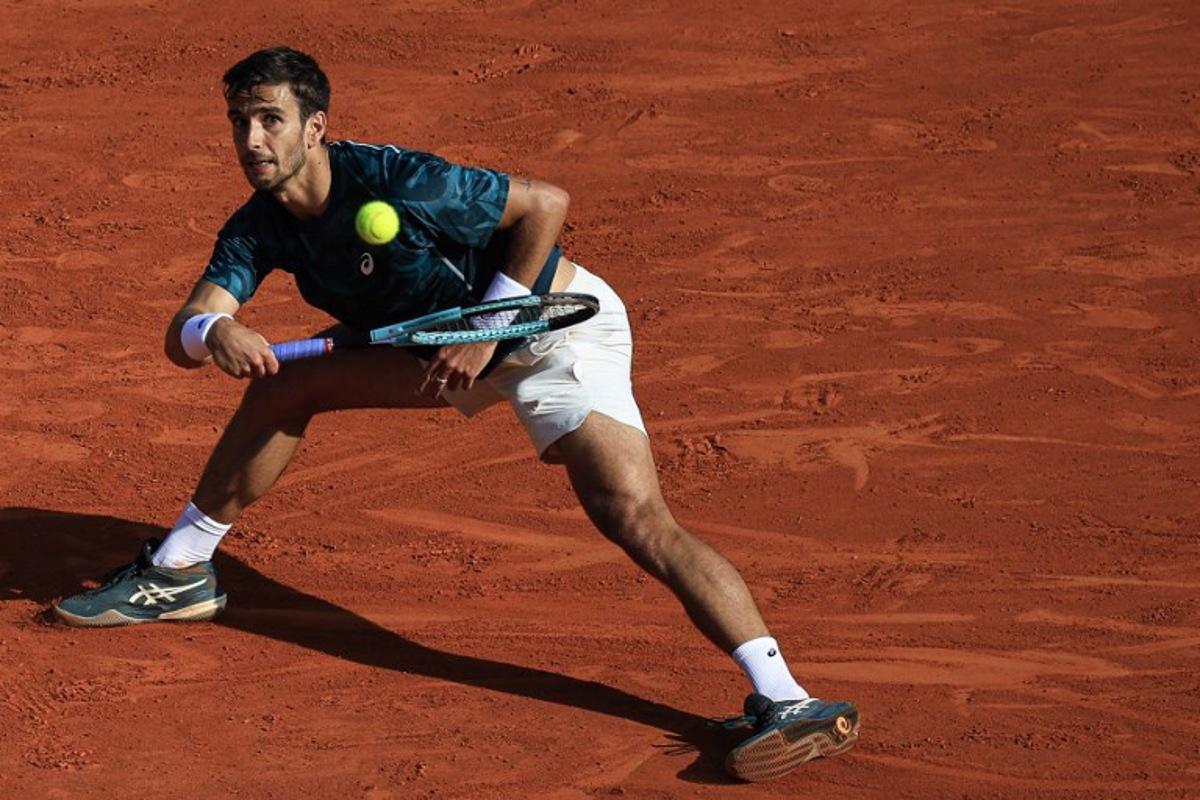 Italy's Lorenzo Musetti returns the ball to Greece's Stefanos Tsitsipas during the Monte Carlo ATP Masters Series Tournament quarter-final tennis match at the Monte Carlo Country Club in Roquebrune-Cap-Martin on April 11, 2025.  Valery HACHE / AFP