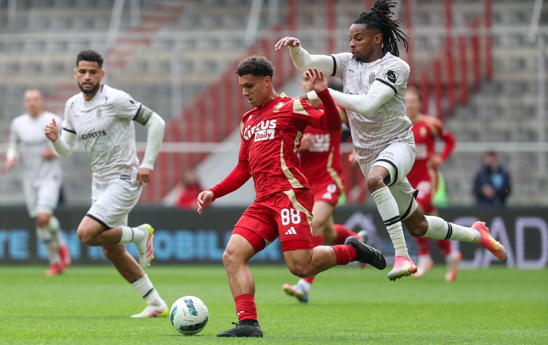 Standard's Henry Lawrence and Charleroi's Jeremy Petris fight for the ball during a soccer match between Standard de Liege and Sporting Charleroi, Sunday 04 May 2025 in Liege, on day 7 (out of 10) of the Europe Play-offs of the 2024-2025 'Jupiler Pro League' first division of the Belgian championship. BELGA PHOTO VIRGINIE LEFOUR