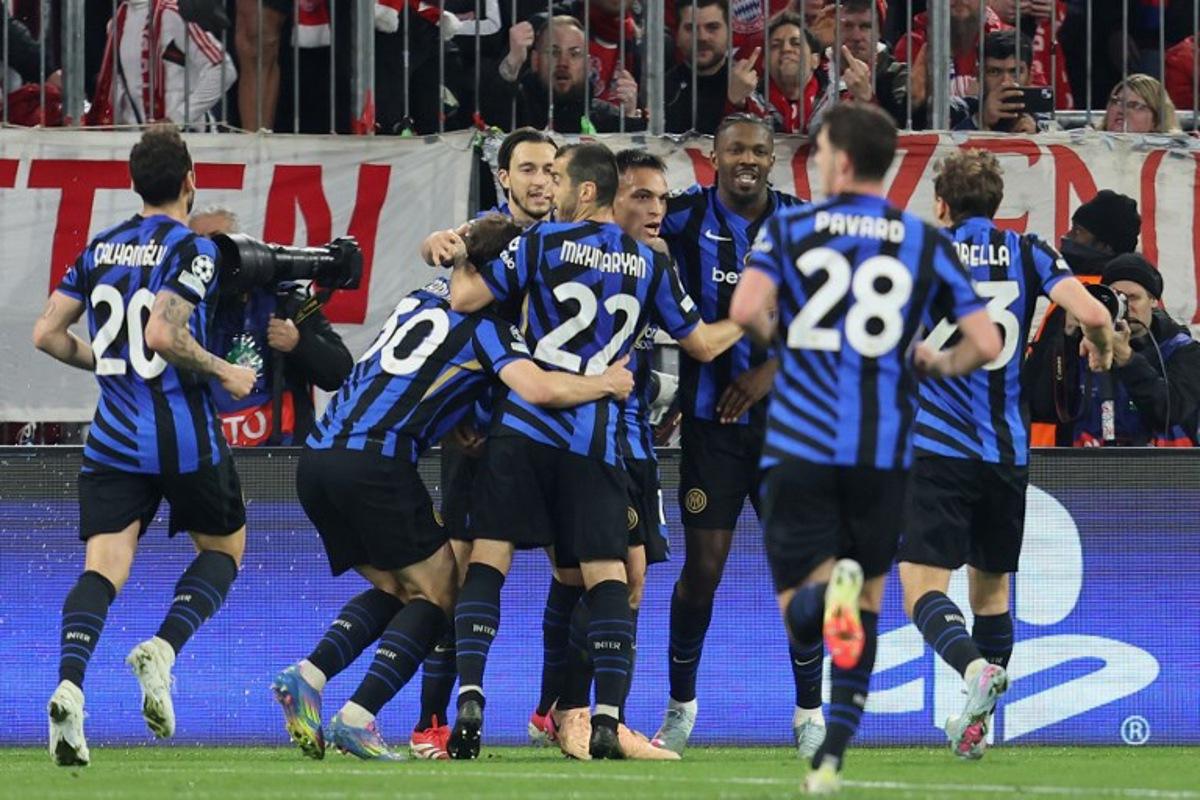Inter Milan's Argentine forward #10 Lautaro Martinez (C) celebrates scoring the opening goal with his teammates during the UEFA Champions League first leg quarter-final football match between FC Bayern Munich and Inter Milan in Munich, southern Germany, on April 8, 2025.  Alexandra BEIER / AFP