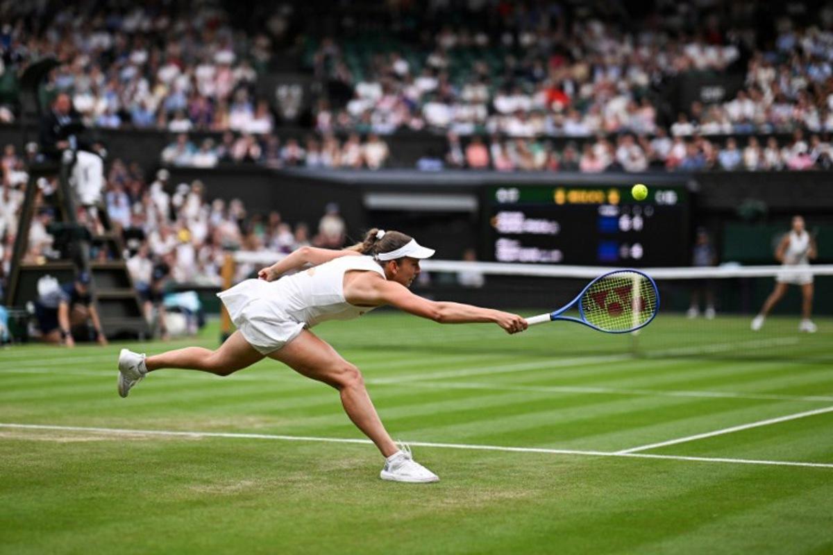 Belgium's Elise Mertens (L) plays a forehand return to Belarus's Aryna Sabalenka during their women's singles fourth round tennis match on the seventh day of the 2025 Wimbledon Championships at The All England Lawn Tennis and Croquet Club in Wimbledon, southwest London, on July 6, 2025.  Kirill KUDRYAVTSEV / AFP