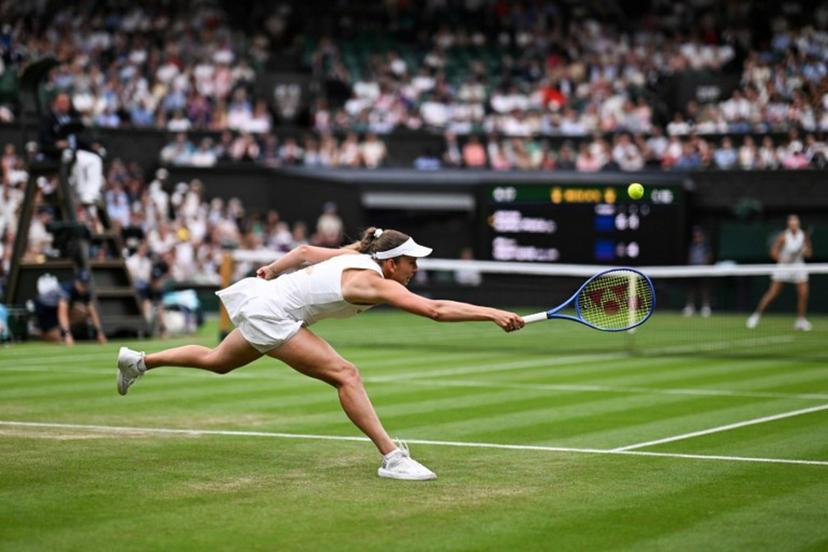 Belgium's Elise Mertens (L) plays a forehand return to Belarus's Aryna Sabalenka during their women's singles fourth round tennis match on the seventh day of the 2025 Wimbledon Championships at The All England Lawn Tennis and Croquet Club in Wimbledon, southwest London, on July 6, 2025.  Kirill KUDRYAVTSEV / AFP
