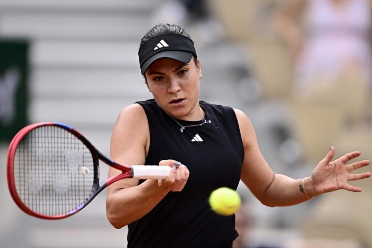 Romania's Elena-Gabriela Ruse plays a forehand return to Spain's Paula Badosa during their women's singles match on day 5 of the French Open tennis tournament on Court Simonne-Mathieu at the Roland-Garros Complex in Paris on May 29, 2025.  JULIEN DE ROSA / AFP