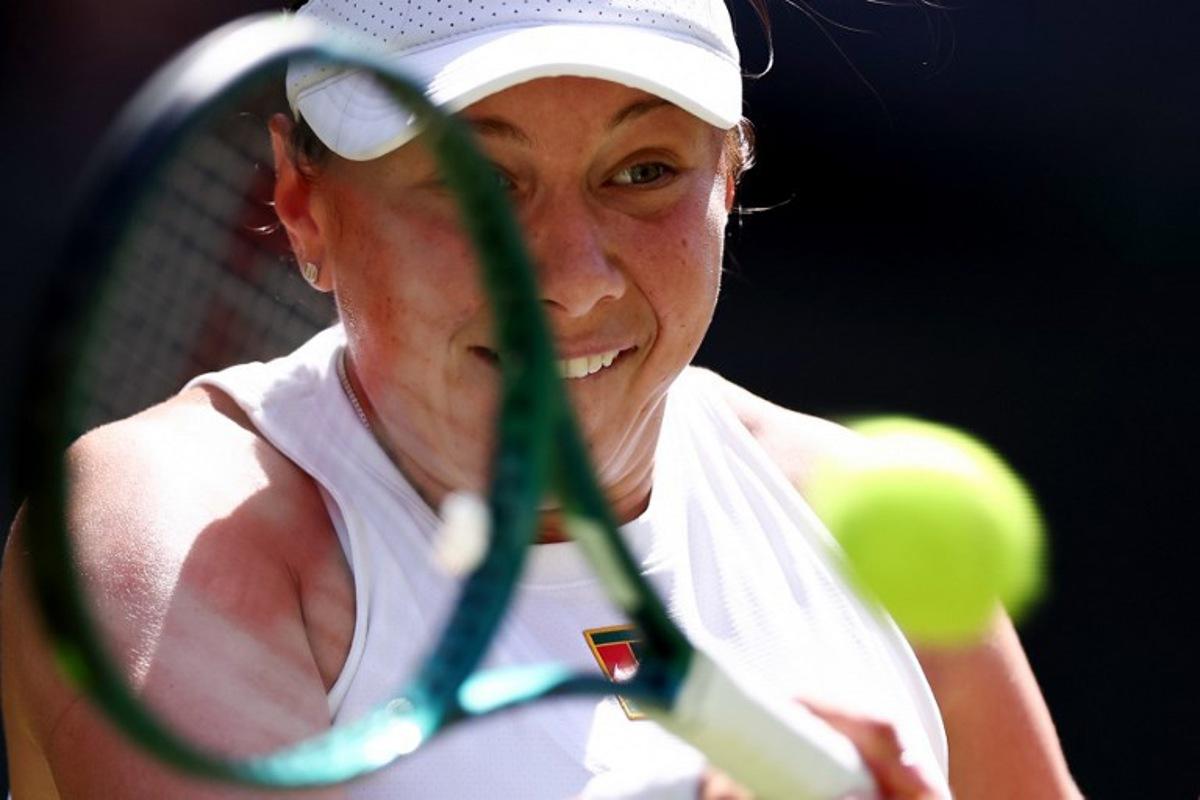 US player Amanda Anisimova plays a forehand return to Belarus's Aryna Sabalenka during their women's singles semi-final tennis match on the eleventh day of the 2025 Wimbledon Championships at The All England Lawn Tennis and Croquet Club in Wimbledon, southwest London, on July 10, 2025.  HENRY NICHOLLS / AFP
