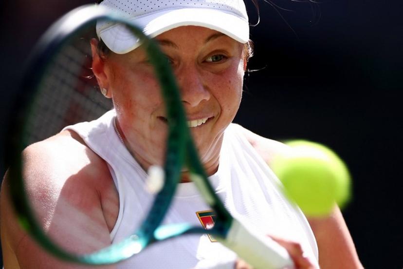 US player Amanda Anisimova plays a forehand return to Belarus's Aryna Sabalenka during their women's singles semi-final tennis match on the eleventh day of the 2025 Wimbledon Championships at The All England Lawn Tennis and Croquet Club in Wimbledon, southwest London, on July 10, 2025.  HENRY NICHOLLS / AFP
