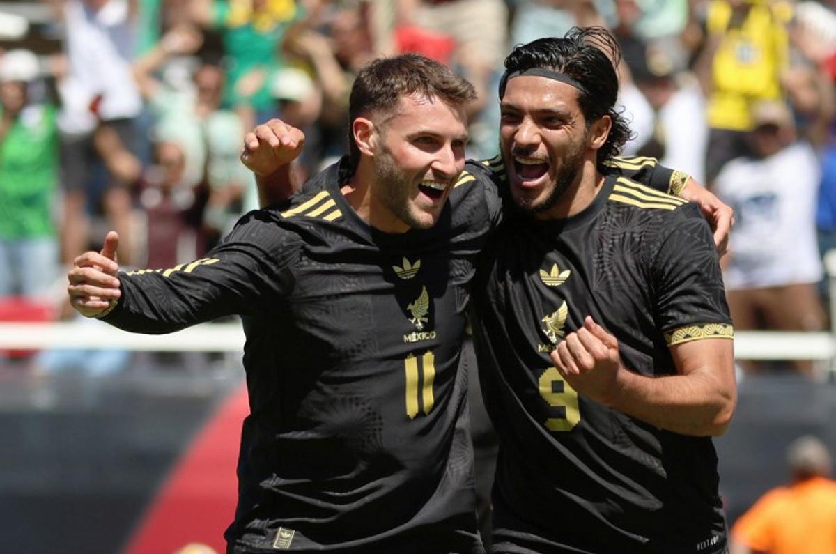 Mexico's forward #11 Santiago Gimenez celebrates scoring his team's first goal during the MexTour football match between Mexico and Switzerland at Rice-Eccles Stadium in Salt Lake City, Utah on June 7, 2025.  Jeffrey D. Allred / AFP