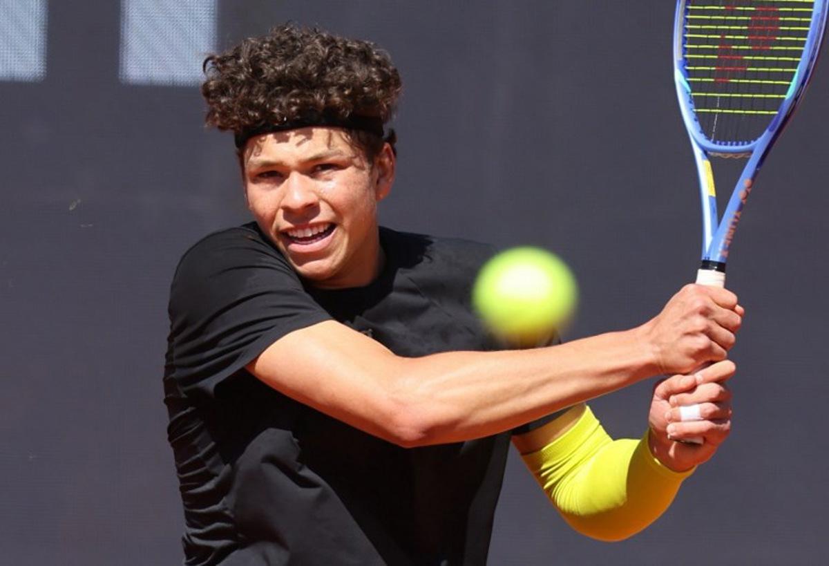 US Ben Shelton returns a ball to Argentina's Francisco Cerundolo during their men's singles semi-final match of the ATP Munich Open tennis tournament in Munich, southern Germany on April 19, 2025.  Alexandra BEIER / AFP