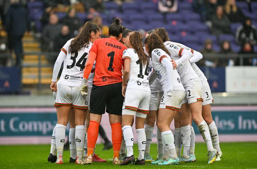 OHL women's players pictured gathered together ahead of the second half of a soccer match between RSC Anderlecht and OH Leuven, Saturday 19 November 2022 in Brussels, on day 11 of the 2022-2023 Belgian 'Super League' women's first division soccer competition. BELGA PHOTO DAVID CATRY