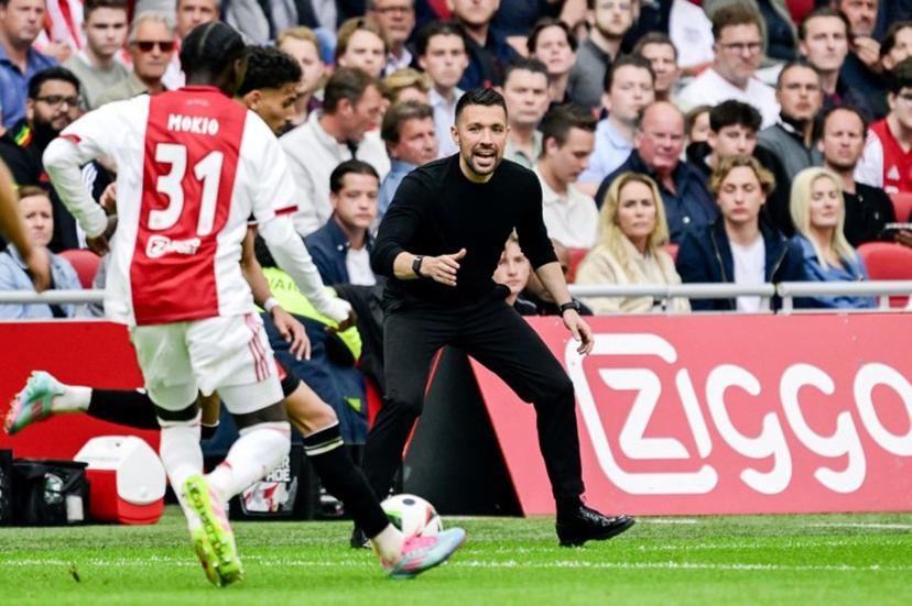 Ajax Italian coach Francesco Farioli (C) gestures during the Dutch Eredivisie football match between Ajax Amsterdam and FC Twente at the Johan Cruijff ArenA, in Amsterdam on May 18, 2025.  Olaf Kraak / ANP / AFP