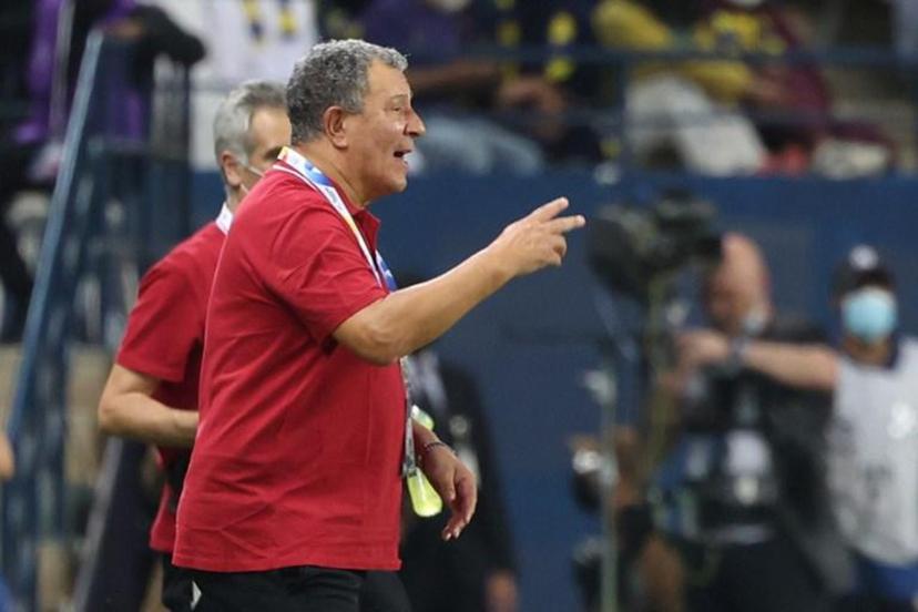 Wahda's coach Henk ten Cate speaks to his players during the AFC Champions League quarterfinal football match between UAE's Al-Wahda and KSA's Al-Nassr on October 16, 2021, at the Mrsool Park Stadium in Riyadh.  Fayez Nureldine / AFP