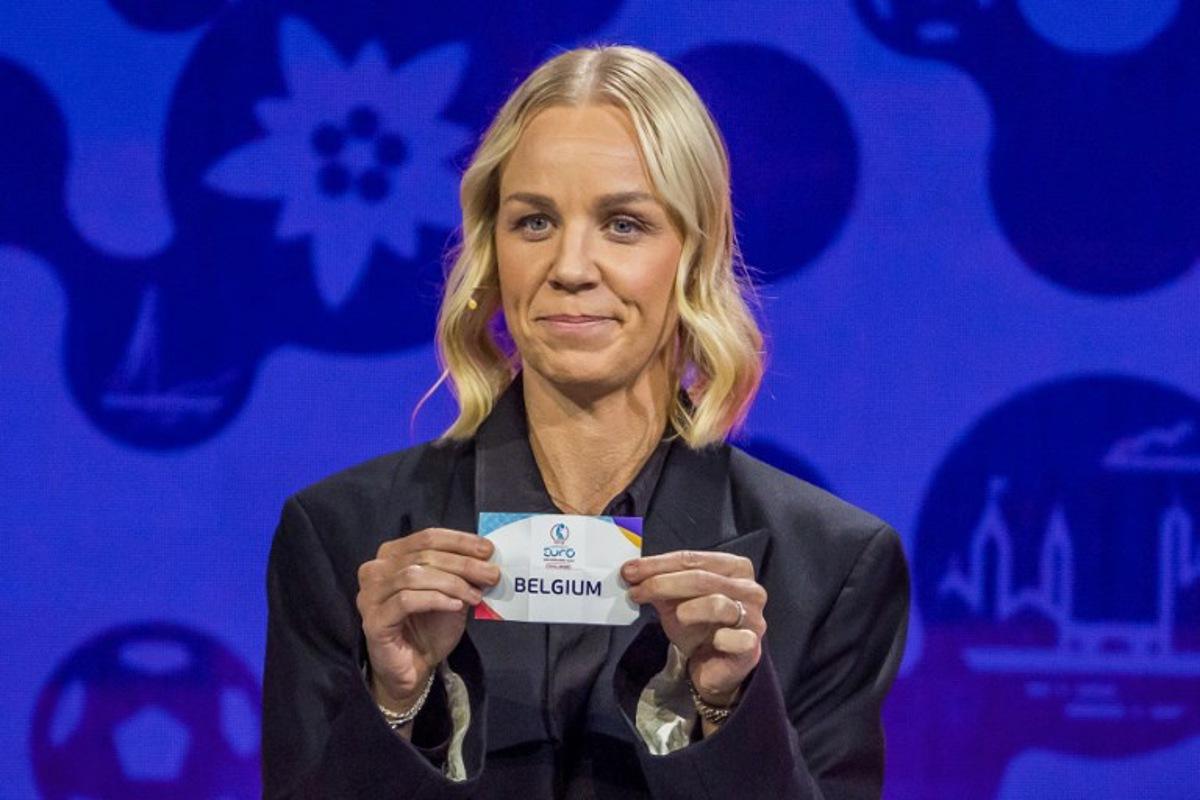 Former Swiss football player Caroline Seger shows the paper slip of Belgium during the draw for UEFA Women's Euro 2025 in Lausanne, on December 16, 2024.  Fabrice COFFRINI / AFP