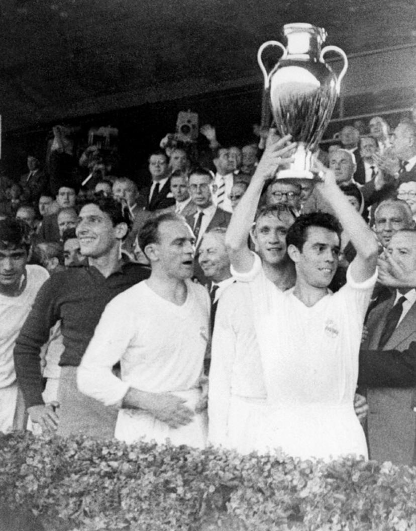 Real Madrid's captain Jose Santamaria, with teammates Rogelio Dominguez (2nd L) and Alfredo Di Stefano (C) standing next to him, holds aloft the European Champions Cup, after his team defeated Reims (France) 2-0 in the final 03 May 1959 in Stuttgart. AFP PHOTO STAFF / AFP