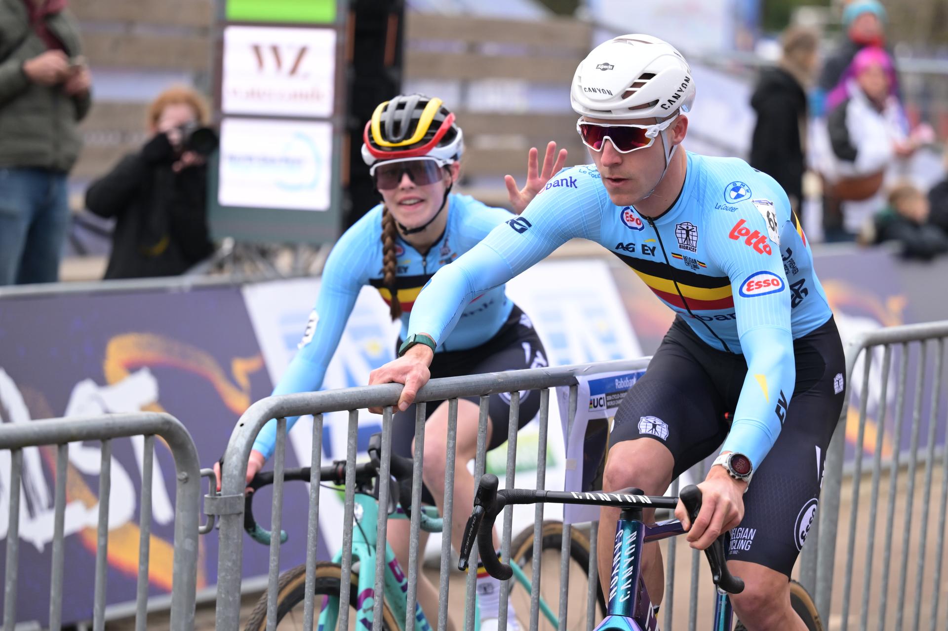 6E Belgian Zita Peeters and Belgian Niels Vandeputte pictured in action at the last relay during the Team Relay race at the UCI Cyclocross World Championships, on Friday 30 January 2026, in Hulst, The Netherlands. BELGA PHOTO DAVID PINTENS