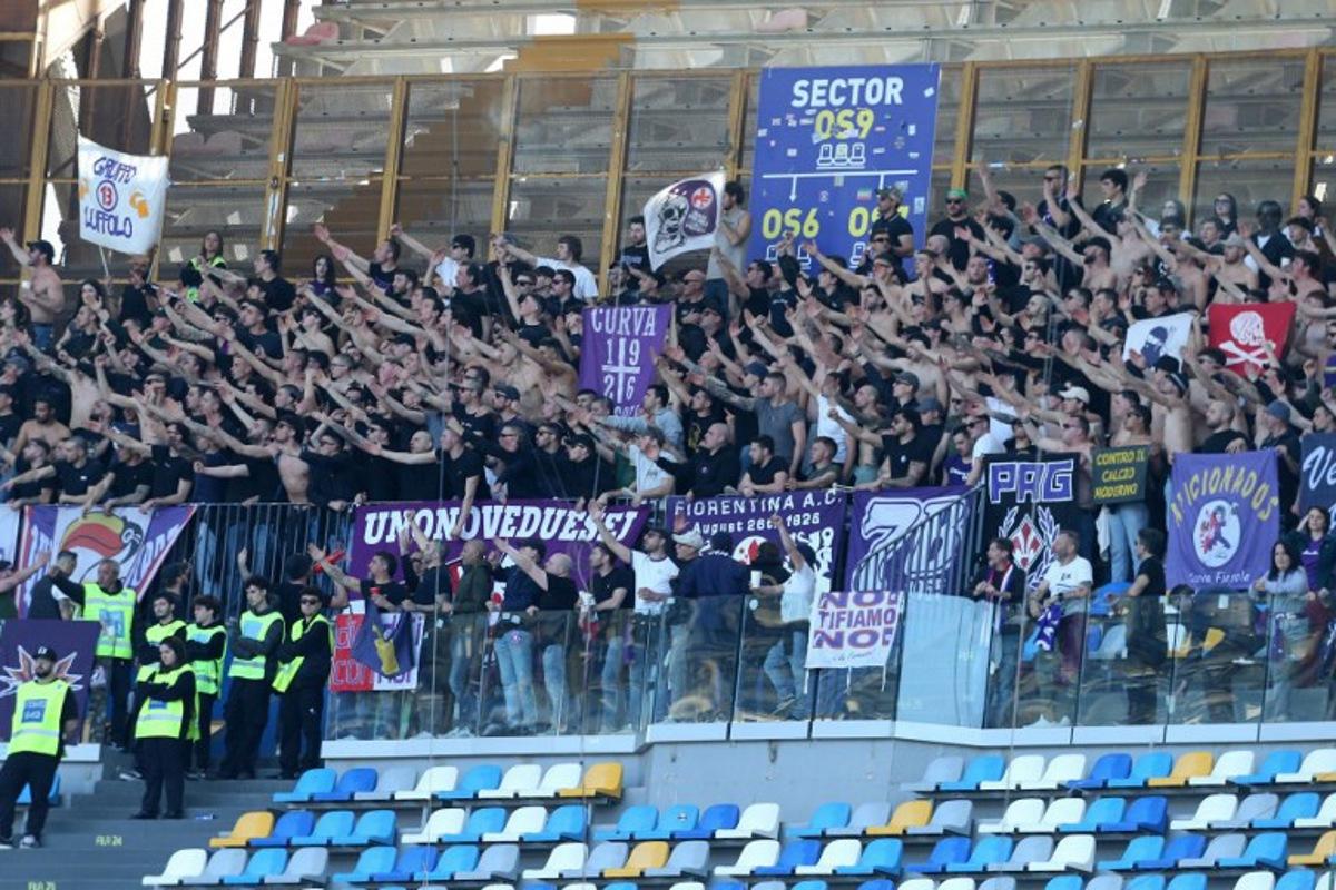 Fiorentina's supporters cheer during the Italian Serie A football match between Napoli and Fiorentina at the Diego Armando Maradona stadium in Naples on March 09, 2025.  Carlo Hermann / AFP