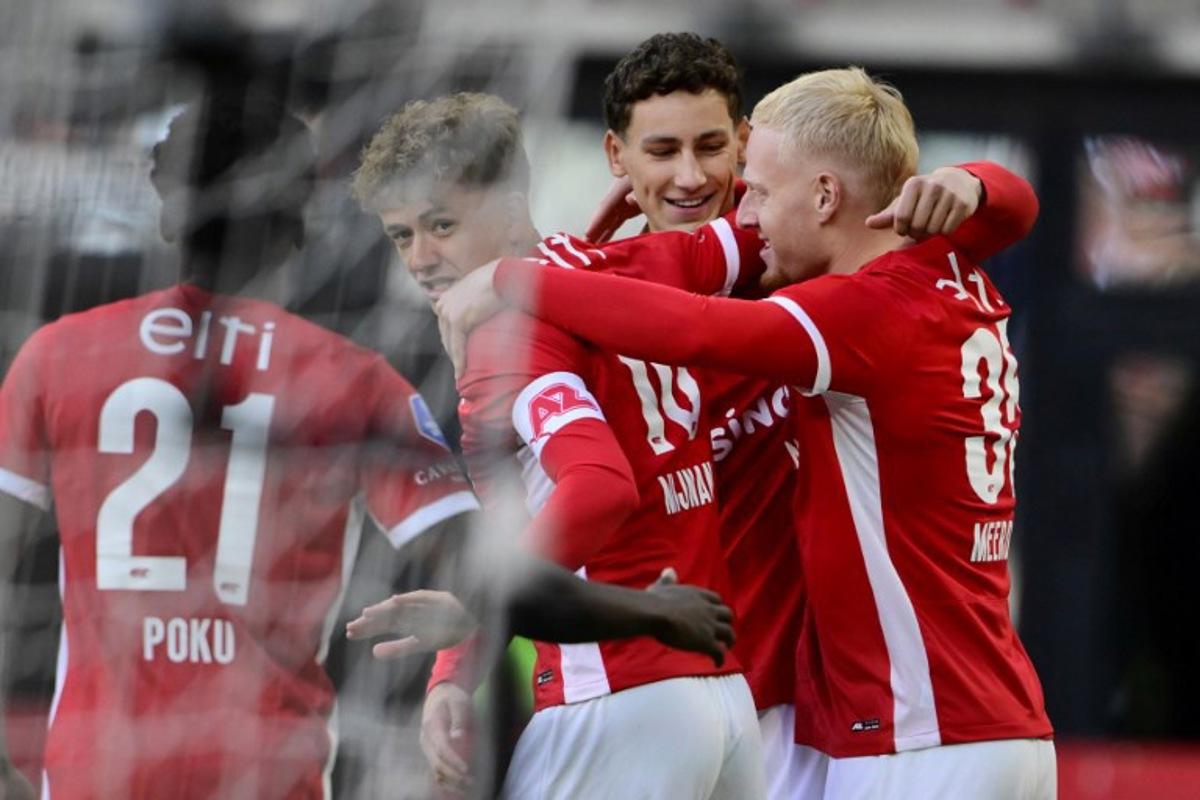 AZ's Dutch forward #35 Mexx Meerdink (R) celebrates with teammates scoring his team's first goal during the Dutch Eredivisie football match between AZ Alkmaar and SC Heerenveen at AFAS Stadium in Alkmaar on May 22, 2025.  Olaf KRAAK / ANP / AFP