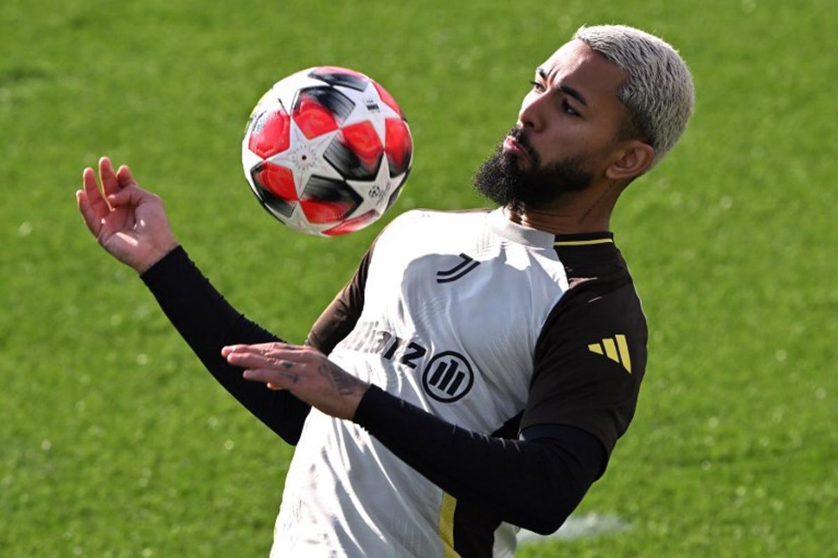 Juventus' Brazilian midfielder #26 Douglas Luiz takes part in a training session at JTC Continassa in Turin on January 28, 2025, on the eve of the UEFA Champions League match Juventus vs SL Benfica.  MARCO BERTORELLO / AFP