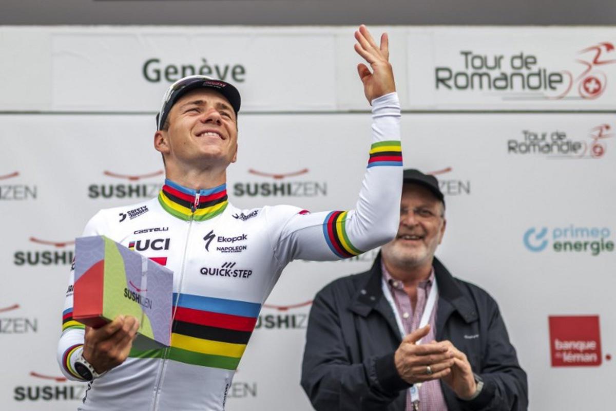 Winner of the stage, Belgium's Remco Evenepoel gestures during the podium ceremony of the fifth and last stage of the Tour of Romandie UCI Cycling World Tour, 17.1 km loop from the start to the finish in Geneva on May 4, 2025.  Fabrice COFFRINI / AFP
