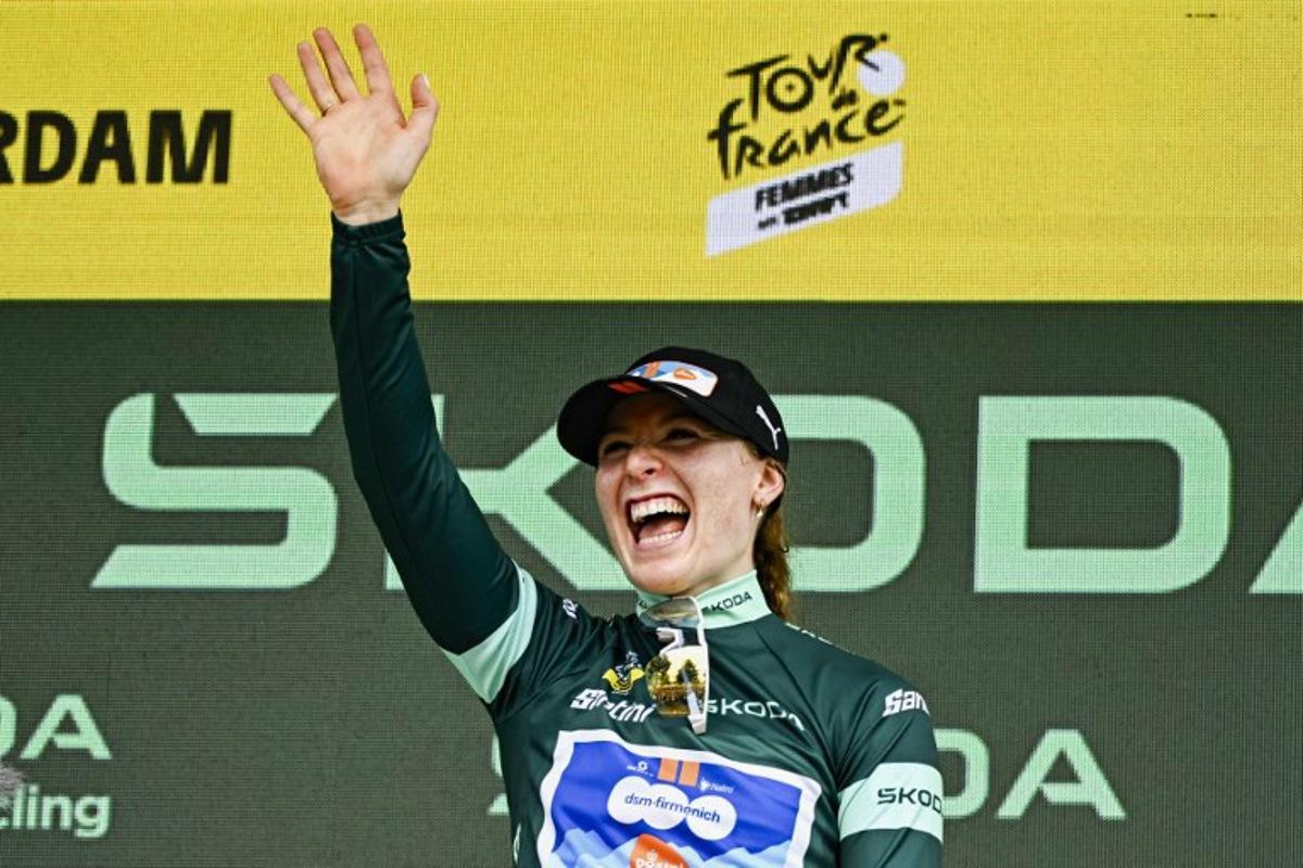 Team DSM-Firmenich PostNL's Dutch rider Charlotte Kool (C) celebrates on the podium with the sprinter's green jersey after winning the 2nd stage (out of 8) of the third edition of the Women's Tour de France cycling race, 69,7 km between Dordrecht and Rotterdam, on August 13, 2024.  JULIEN DE ROSA / AFP