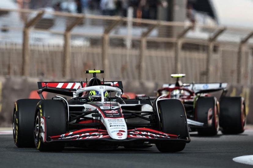 Haas' British driver Oliver Bearman competes during the Abu Dhabi Formula One Grand Prix at the Yas Marina Circuit in Abu Dhabi on December 7, 2025.  Fadel SENNA / AFP
