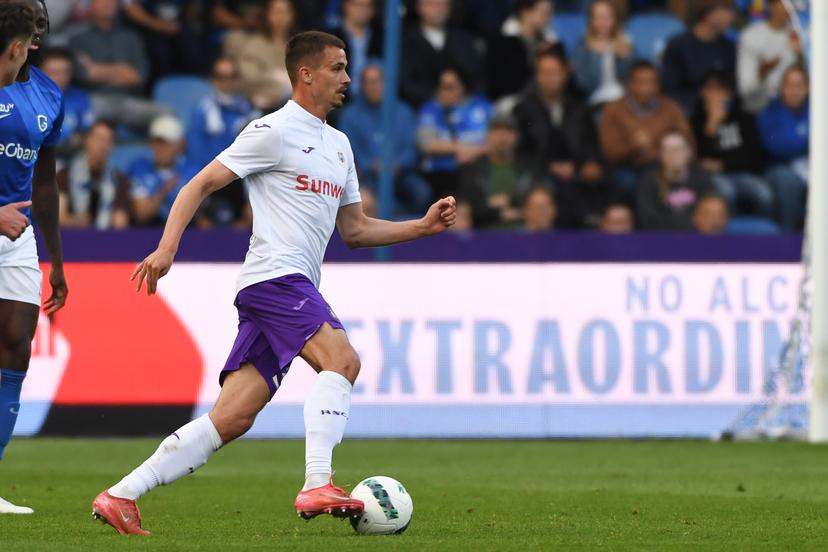 Anderlecht's Leander Dendoncker pictured in action during a soccer match between KRC Genk and RSC Anderlecht, Sunday 25 May 2025 in Genk, on day 10 (out of 10) of the Champions' Play-offs of the 2024-2025 'Jupiler Pro League' first division of the Belgian championship. BELGA PHOTO JILL DELSAUX