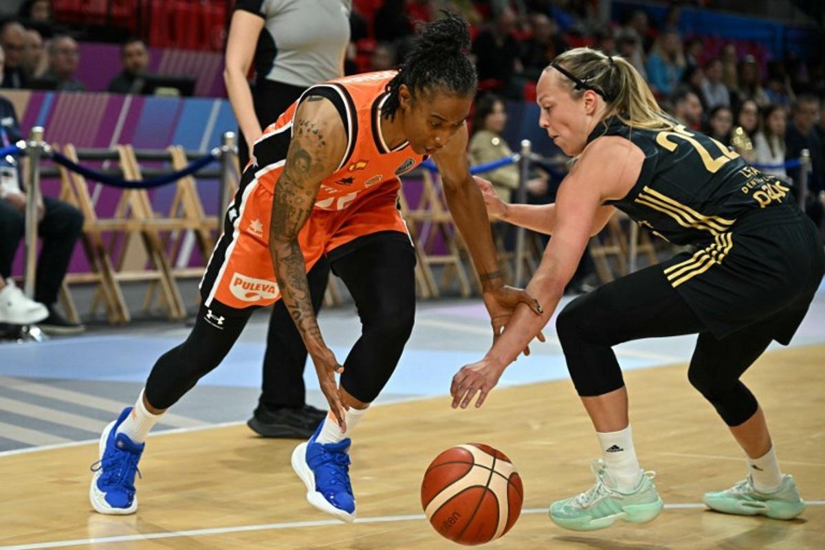 Valencia's US-Hungarian point guard #22 Yvonne Turner (L) and Fenerbahce's Belgian point guard #22 Julie Allemand fight for the ball during the Euroleague Women's final basketball match for third and fourth place between Valencia Basket Club and Fenerbahce at Pabellon Principe Felipe arena in Zaragoza on April 13, 2025.  JAVIER SORIANO / AFP