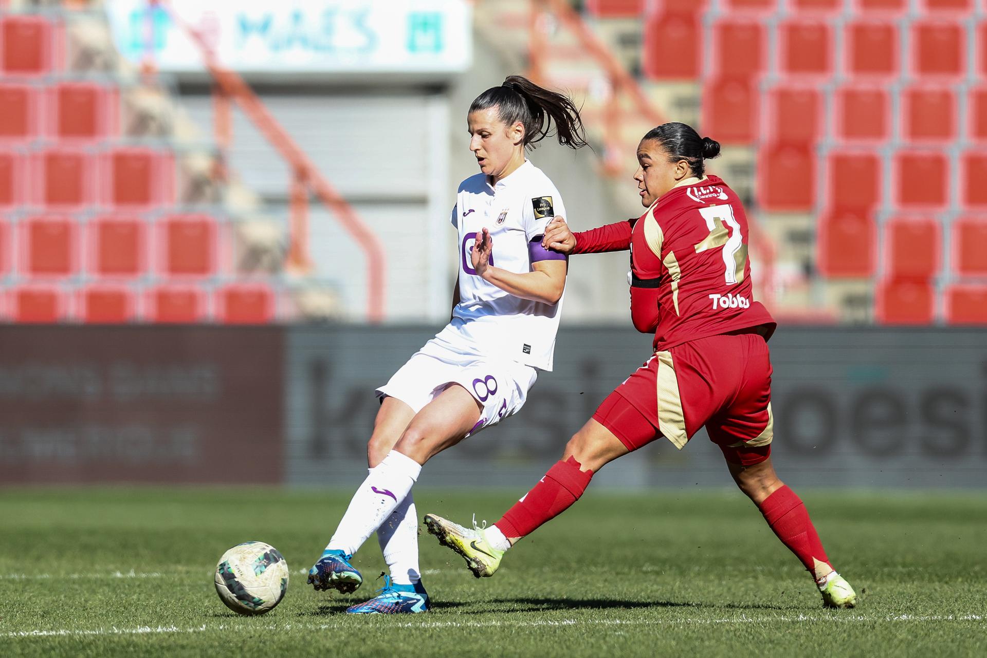 Anderlecht's Laura De Neve and Standard Mariam Toloba fight for the ball during a female soccer game between Standard Femina and RSCA Women, Saturday 08 March 2025 in Liege, on day 18 of the 2024 - 2025 season of Belgian Lotto Womens Super League. BELGA PHOTO BRUNO FAHY