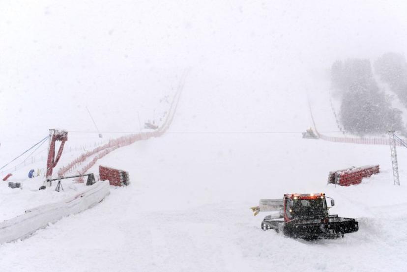 A snowplow tries to prepare the finish area under heavy snowfall on December 16, 2011, on the eve of the FIS Women's World Cup Alpine skiing in Courchevel, French Alps.  This weather around Courchevel has forced organisers of this weekend's World Cup to switch two women's slalom races.         AFP PHOTO/PHILIPPE DESMAZES  PHILIPPE DESMAZES / AFP