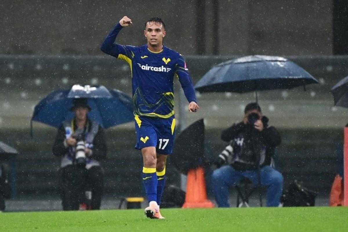 Hellas Verona's Brazilian forward #17 Giovane Santana do Nascimento celebrates after scoring his team's first goal during the Italian Serie A football match between Hellas Verona and Inter Milan at the Bentegodi Stadium in Verona, on November 2, 2025.  Piero CRUCIATTI / AFP
