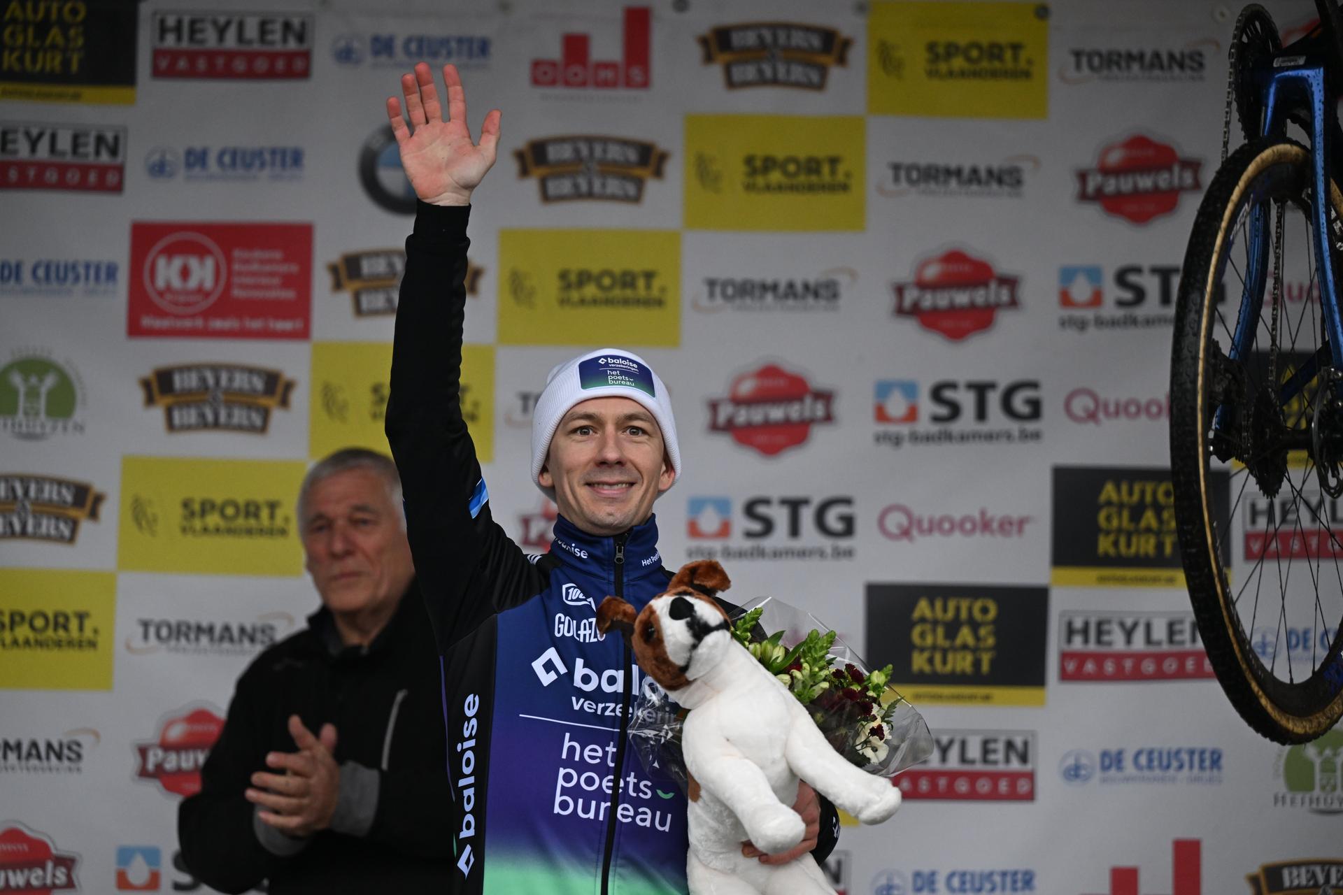 Belgian Niels Vandeputte pictured on the podium after winning the men's elite race at the 'Sluitingsprijs Oostmalle' cyclocross race, Sunday 22 February 2026, in Oostmalle, the last race of the 2025-2026 cyclocross season. BELGA PHOTO LUC CLAESSEN