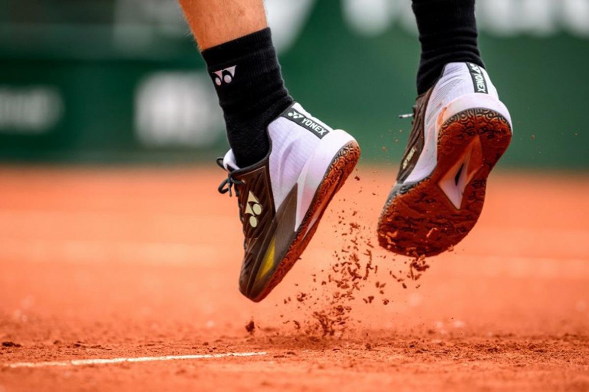 The shoes of Norway's Casper Ruud are seen during his match against Austria's Sebastian Ofner at the ATP 250 Geneva Open tennis tournament, in Geneva, on May 22, 2024.  Fabrice COFFRINI / AFP