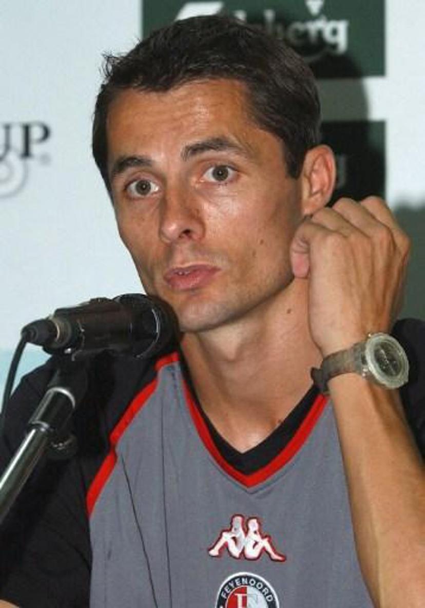 le joueur Kees Van Wonderen répond aux questions des journalistes lors d'une conférence de presse au stade Louis II de Monaco le 29 aout 2002 à la veille de la super cup UEFA qui opposera le Real Madrid au Feyenoord Rotterdam.   AFP  PHOTO  PASCAL GUYOT
