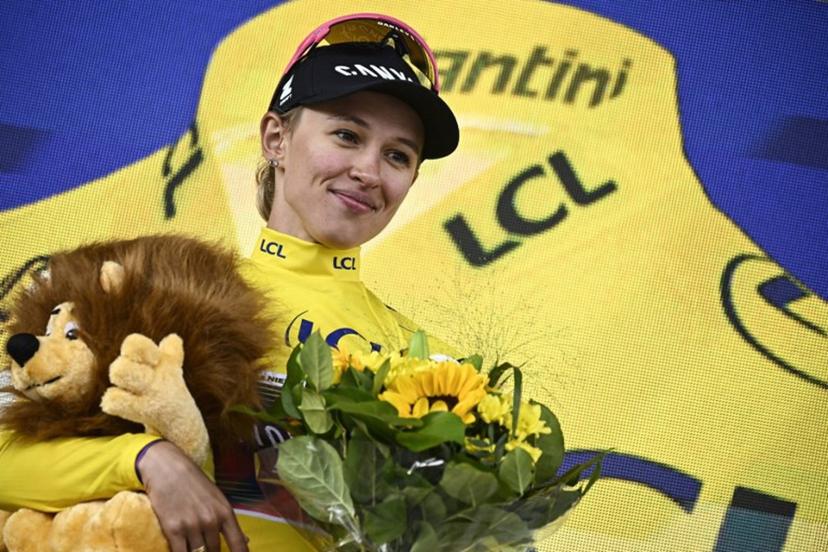Canyon//SRAM Racing team's Polish rider Katarzyna Niewiadoma celebrates on the podium wearing the overall leader's yellow jersey after winning the third edition of the Women's Tour de France cycling race and competing in the 8th and last stage of the Women's Tour de France cycling race, a 149.9 km between Le Grand Bornand and the Alpe d'Huez, in L'Alpe d'Huez, south-eastern France, on August 18, 2024.  JULIEN DE ROSA / AFP
